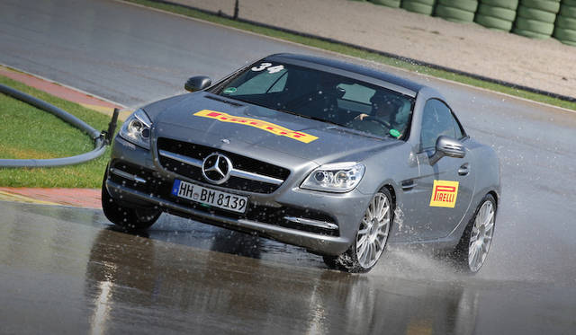 <strong>Mercedes-Benz SLK｜メルセデス・ベンツSLK</strong><br />フロントは225/40ZR18、リアは245/35ZR18のピレリPゼロ。ウェット性能をためす
