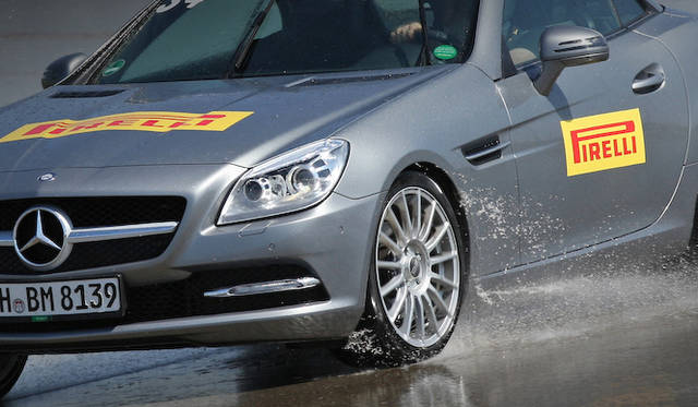 <strong>Mercedes-Benz SLK｜メルセデス・ベンツSLK</strong><br />フロントは225/40ZR18、リアは245/35ZR18のピレリPゼロ。ウェット性能をためす