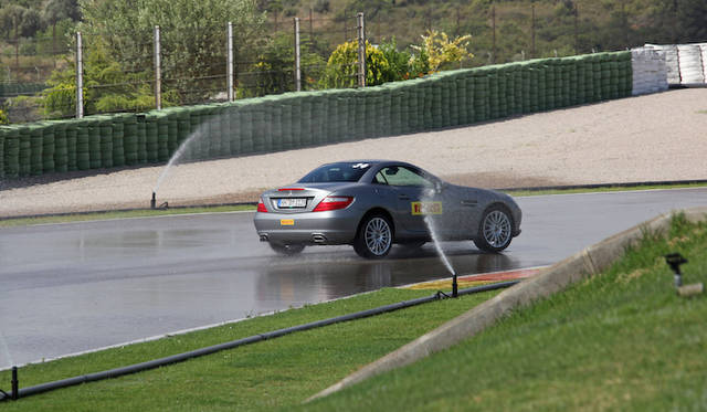 <strong>Mercedes-Benz SLK｜メルセデス・ベンツSLK</strong><br />フロントは225/40ZR18、リアは245/35ZR18のピレリPゼロ。ウェット性能をためす