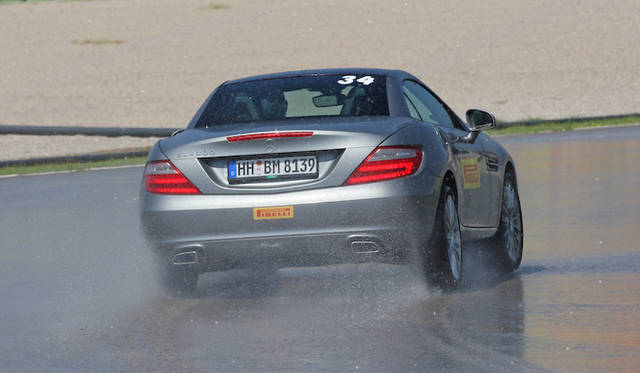 <strong>Mercedes-Benz SLK｜メルセデス・ベンツSLK</strong><br />フロントは225/40ZR18、リアは245/35ZR18のピレリPゼロ。ウェット性能をためす