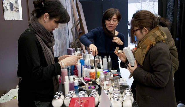 <strong>イベント「HOPE AND LOVE」</strong>　今年3月11日にパリで開催されたイベントの模様