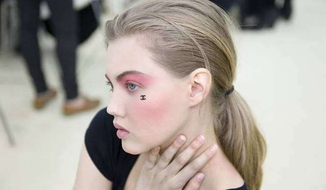 <strong>CHANEL｜シャネル</strong>　2012-13年クルーズコレクション メイクアップ © CHANEL 2012<br>