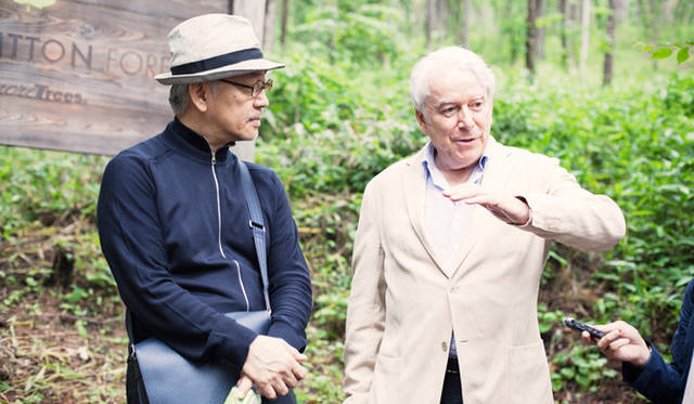 　「ルイ・ヴィトンはもともと森との関係が深いブランド。このルイ・ヴィトンの森でおこなっていることは、一度きりのプロジェクトではなく、継続してこそ意味がある」と語る、ルイ・ヴィトン ジャパン カンパニー 会長のエマニュエル・プラット氏