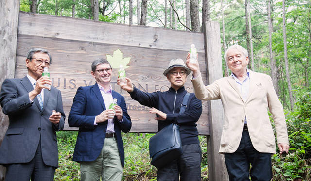 　ルイ・ヴィトンの森近くの水源でボトリングされた、ナチュラルミネラルウォーターを手に。左から、小諸市長 柳田剛彦氏、ルイ・ヴィトン ジャパン カンパニー プレジデント＆CEO フレデリック・グランジェ氏、モア・トゥリーズ代表 坂本龍一氏、ルイ・ヴィトン ジャパン カンパニー 会長のエマニュエル・プラット氏