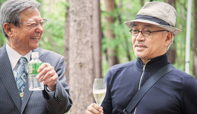 　小諸市長 柳田氏と談笑する坂本龍一氏。「このように開かれた、すばらしい森になりまして、本当に感謝しております」と柳田氏