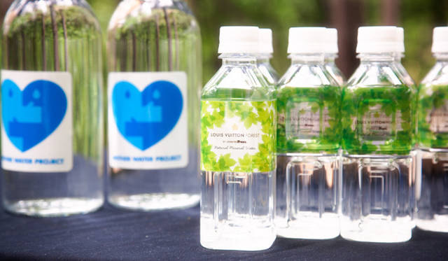　ルイ・ヴィトンの森近くの水源で採取され、ボトリングされた、ナチュラルミネラルウォーター。日本では珍しい高硬度の硬水で、この水でコーヒーを淹れるととてもおいしくなるのだそう。市販はされないが、ルイ・ヴィトン ジャパンでは、プロジェクトの一環として社内の飲料水の一部に使われている