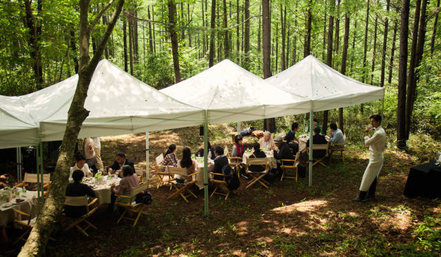 　森を散策したあとは、ピクニックランチを。明るくなった森のなかで、地元の食材を使ったBBQランチが用意された