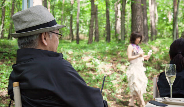 　森の中で音楽を満喫する坂本龍一氏。口笛ミュージシャンの分山貴美子さんは、国際口笛コンテスト優勝経験もあるというのもうなずけるほど、すばらしい口笛を披露
