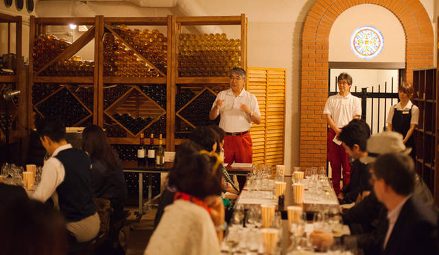 　最後に、地元が誇るワイナリー、「マンズワイン 小諸ワイナリー」の見学へ。「ソラリス」5種類の説明とテイスティングを楽しんだ