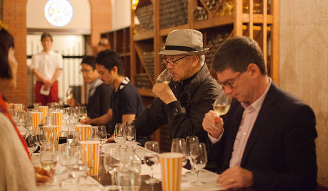 　ワインのテイスティングを。試したのは5種類、「ソラリス信州ソーヴィニヨン・ブラン 2010」「ソラリス信州シャルドネ樽仕込 2009」「ソラリス信州小諸メルロー 2008」「ソラリス信州東山カベルネ・ソーヴィニヨン 2008」「ソラリス信濃リースリング・クリオ・エクストラクション 2010」