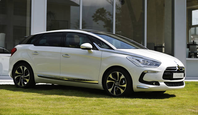 <strong>Citroen DS5 Chic｜シトロエン DS5 シック</strong></br>ボディサイズは全長4,535×全幅1,870×全高1,510mm。乗車定員は5名となる。