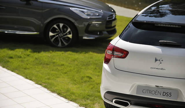 <strong>Citroen DS5 Chic｜シトロエン DS5 シック</strong></br>クロム仕上げのツインテールパイプが印象的なDS5のリヤビュー。バックショットからのデザインも秀逸だ。