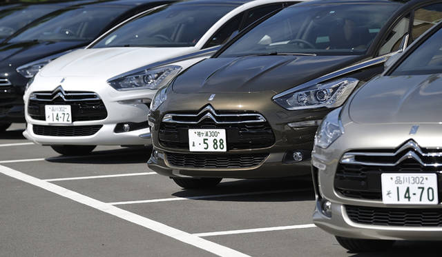 <strong>Citroen DS5 Chic｜シトロエン DS5 シック</strong></br>LEDポジショニングランプを組み込んだフロントヘッドライトにくわえ、ボンネットからウィンドシールドにかけて装着されたクロムのガーニッシュが目を惹くDS5のフロントマスク。