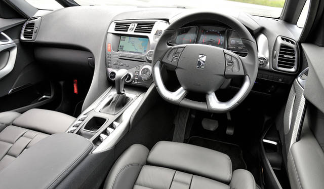 <strong>Citroen DS5 Chic｜シトロエン DS5 シック</strong></br>室内空間全体を航空機のイメージでまとめた特徴的なDS5のデザイン。そのステアリングはまさに操縦桿のようだ。見た目の美しさだけでなく、操作性の高いスイッチレイアウトも評価できる点だ。