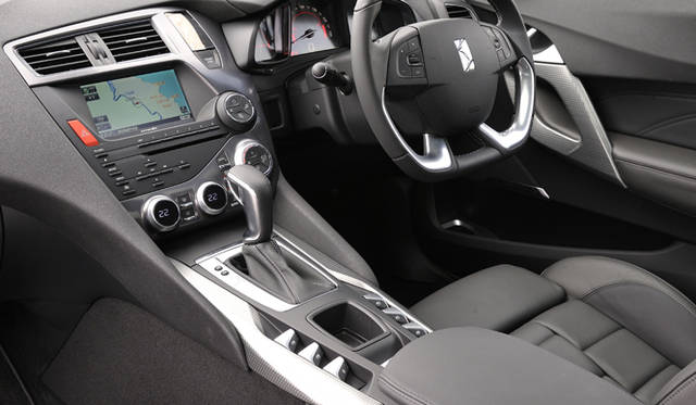 <strong>Citroen DS5 Chic｜シトロエン DS5 シック</strong></br>DS5のトランスミッションは、6段オートマチック。ATゲートに設けられた、マニュアルでシフトアップおよびダウンの操作も可能。