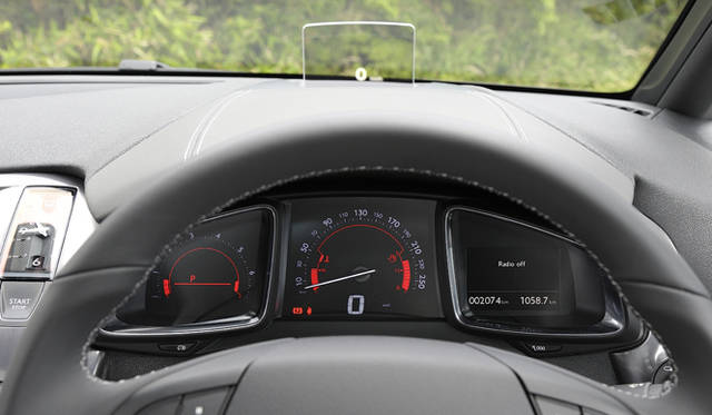 <strong>Citroen DS5 Chic｜シトロエン DS5 シック</strong></br>ルーフのスイッチを押すことで、インパネ上部に立ち上がるヘッドアップディスプレイ。速度、クルーズコントロールの設定、スピードリミッターの作動状況を確認することができる。