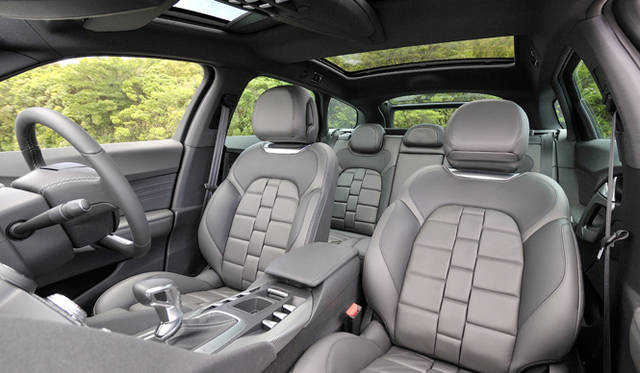 <strong>Citroen DS5 Chic｜シトロエン DS5 シック</strong></br>オプションで選択可能なクラブレザーシートは、ポート部が前後にゆっくりと動いて腰部の疲れを和らげるアクティブランバーサポートを装備する。
