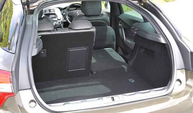 <strong>Citroen DS5 Chic｜シトロエン DS5 シック</strong></br>トランク容量は465ℓとクラス最大級の積載能力を確保。リヤシートはワンタッチで6:4に分割して倒すことが可能で、室内空間を有効に活用することができる。
