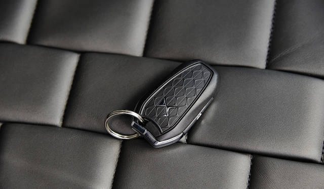 <strong>Citroen DS5 Chic｜シトロエン DS5 シック</strong></br>これまで日本における電波法の関係で導入が遅れていたキーレス機能がついに実装された。もちろん日本正規輸入のシトロエン車では初となる。