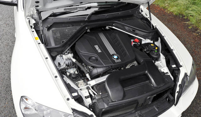 <strong>BMW X5 xDrive 35d BluePerformance｜ビー・エム・ダブリュー X5 Xドライブ35d ブルーパフォーマンス</strong><br />3リッター直列6気筒DOHCのツインパワーターボ ディーゼルエンジンは、最高出力 180kW（245ps）/ 4,000rpm、最大トルク 540Nm（55.1kgm）/ 1,750-3,000rpm を発揮する