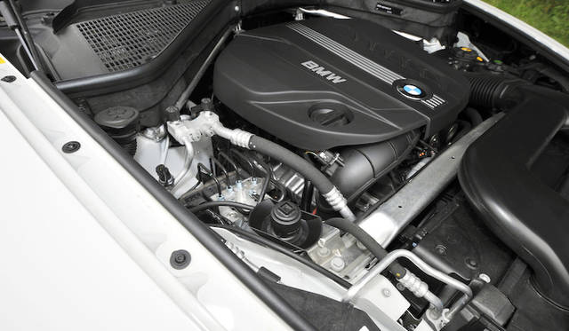 <strong>BMW X5 xDrive 35d BluePerformance｜ビー・エム・ダブリュー X5 Xドライブ35d ブルーパフォーマンス</strong><br />3リッター直列6気筒DOHCのツインパワーターボ ディーゼルエンジンは、最高出力 180kW（245ps）/ 4,000rpm、最大トルク 540Nm（55.1kgm）/ 1,750-3,000rpm を発揮する