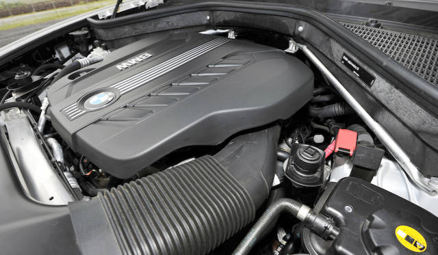 <strong>BMW X5 xDrive 35d BluePerformance｜ビー・エム・ダブリュー X5 Xドライブ35d ブルーパフォーマンス</strong><br />3リッター直列6気筒DOHCのツインパワーターボ ディーゼルエンジンは、最高出力 180kW（245ps）/ 4,000rpm、最大トルク 540Nm（55.1kgm）/ 1,750-3,000rpm を発揮する