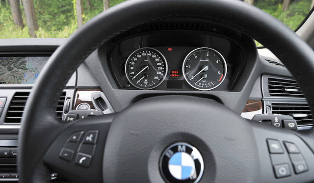 <strong>BMW X5 xDrive 35d BluePerformance｜ビー・エム・ダブリュー X5 Xドライブ35d ブルーパフォーマンス</strong><br />スピードメーターは260km/hまで刻まれる。タコメーターのレッドゾーンは5,000rpmから