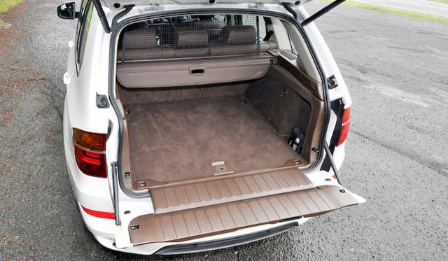 <strong>BMW X5 xDrive 35d BluePerformance｜ビー・エム・ダブリュー X5 Xドライブ35d ブルーパフォーマンス</strong><br />荷室容量は620リットル（後席折りたたみ時は1,750リットル）。後席との間には引き出し式のパーテーションネットがそなわり、ブレーキング時の荷物の飛び出しを防ぐ