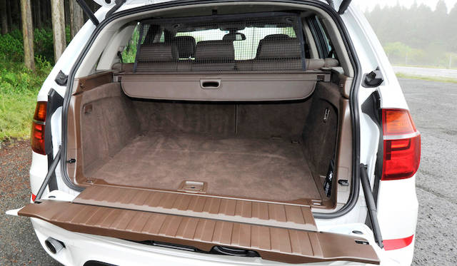 <strong>BMW X5 xDrive 35d BluePerformance｜ビー・エム・ダブリュー X5 Xドライブ35d ブルーパフォーマンス</strong><br />上下分割式のゲート。下ゲートの耐荷重は200kgもあり、座って休憩することもできる。