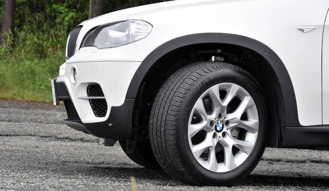 <strong>BMW X5 xDrive 35d BluePerformance｜ビー・エム・ダブリュー X5 Xドライブ35d ブルーパフォーマンス</strong><br />標準のタイヤは前後ともに255/50R19