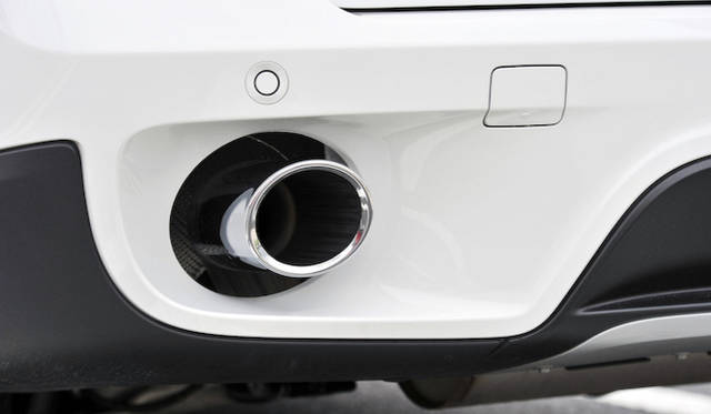 <strong>BMW X5 xDrive 35d BluePerformance｜ビー・エム・ダブリュー X5 Xドライブ35d ブルーパフォーマンス</strong><br />撮影時には借り出しから少なくとも150km以上走行していたが、それでも排気管周辺は綺麗なまま。撮影用に拭ってもいない。