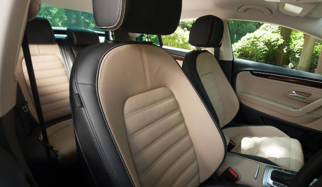 <strong>Volkswagen CC｜フォルクスワーゲン CC</strong><br />シートとインテリアの色調は統一される 写真はデザートベージュ＆チタンブラックのコンビネーション