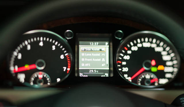 <strong>Volkswagen CC｜フォルクスワーゲン CC</strong><br />各種アシストの状態が表示される メーター中央のディスプレイ 有効無効の切り替えや細かな設定はステアリングホイールから操作できる