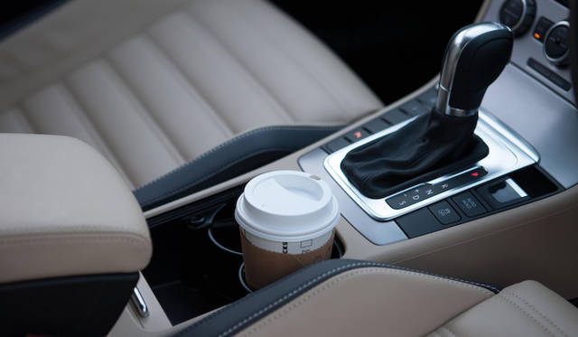 <strong>Volkswagen CC｜フォルクスワーゲン CC</strong><br />DCC（アダプティブシャシコントロール）による走行モードの設定や リヤの電動サンシェードの伸縮 坂道発進時などに車両の後退や前進を防ぐオートホールド などの機能は シフトレバー周囲のボタンで操作する