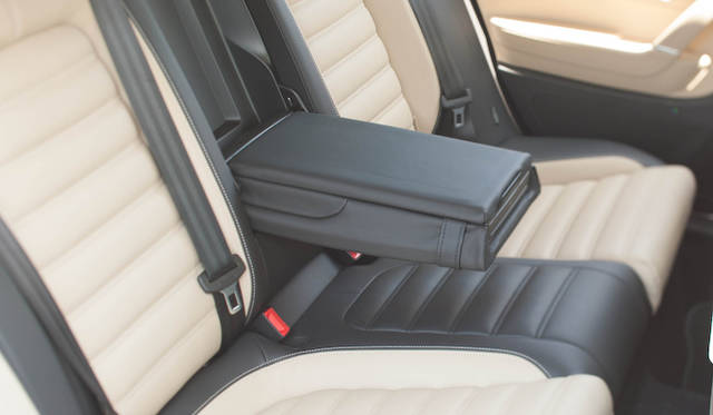 <strong>Volkswagen CC｜フォルクスワーゲン CC</strong><br />リヤシート中央の肘掛けにも カップホルダーが備わっている