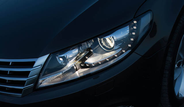 <strong>Volkswagen CC｜フォルクスワーゲン CC</strong><br />LEDポジショニングランプやコーナリングライトが集約されたヘッドライト