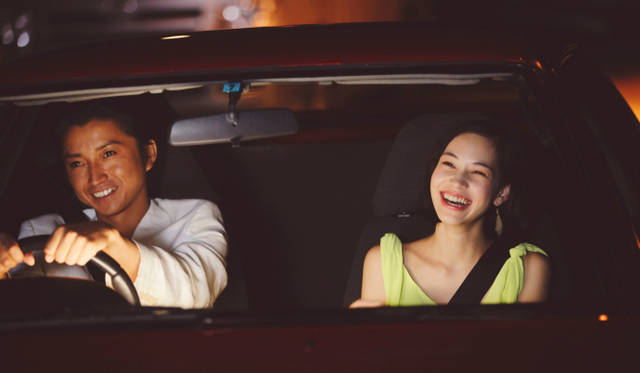 <strong>MOVIE｜アイム・フラッシュ!</strong>　若くして新興宗教の教祖となった吉野ルイ（藤原竜也）はある夜、謎の美女流美（水原希子）に出会い、一瞬で彼女に惹かれてゆく　©2012『I’M FLASH!』製作委員会