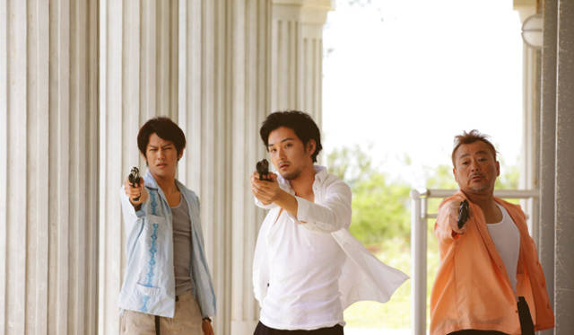 <strong>MOVIE｜アイム・フラッシュ!</strong>　事故を起こしたルイは南の孤島へ避難させられ、警護のために雇われたのが新野（松田龍平）ら3人のボディガード　©2012『I’M FLASH!』製作委員会
