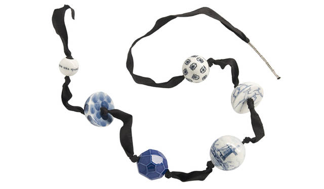 <strong>MIKIMOTO｜ミキモト</strong>　「真珠の耳飾りの少女」来日記念 Dutch Contemporary Art Jewelry Exhibition オランダ現代ジュエリーの息吹　「Pearls of Makkum」Alexander van Slobbe（アレクサンダー・ファン・スロッベ） 作