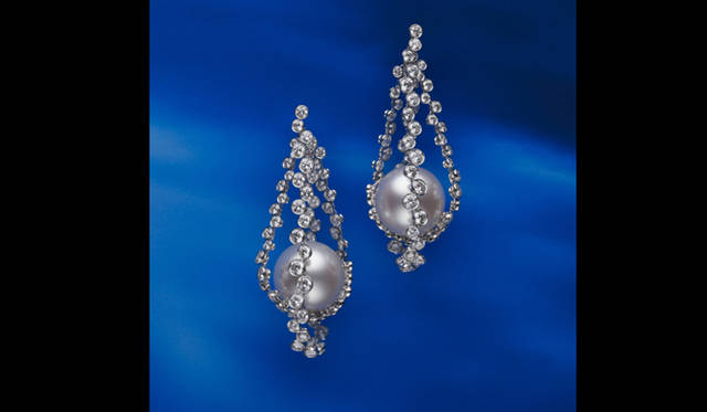 <strong>MIKIMOTO｜ミキモト</strong>　マウリッツハイス美術館展開催記念 真珠のピアス1260万円（白蝶真珠・ダイアモンド WGK18製）