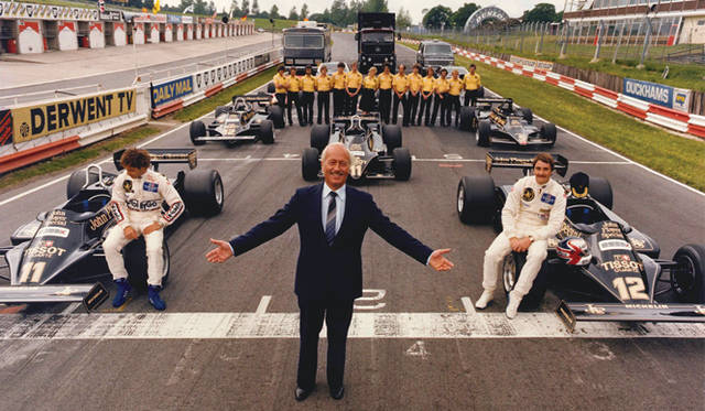 ロータス カーズの創業者 コーリン・チャップマンとロータスのF1カー