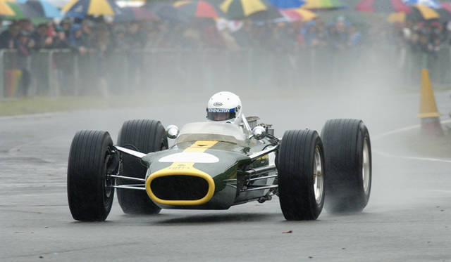 <strong>Lotus 49｜ロータス 49</strong><br />1967年から1970年まで使用され、通算12勝をあげたロータスのF1マシン 3リッター フォード・コスワースDFVエンジンを搭載する