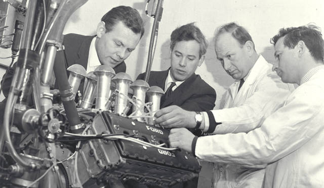 1967年　コスワース エンジニアリングにて　左から デザイン・開発担当のビル・ブラウン　エンジンデザイナー キース・ダックワース　コスワース エンジニアリングの創設者 マイク・コスティン　DFV F1エンジン担当 ベン・ルード 