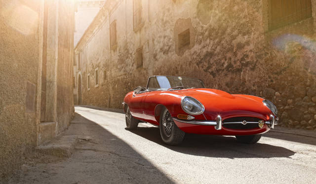 <strong>Jaguar E-Type｜ジャガー Eタイプ</strong><br />1961年から75年まで販売されたジャガーのスポーツカー　14年の歴史のなかで3回の大きなモデルチェンジをおこなっているが 写真はそのなかでももっとも美しいEタイプと評されることの多い 1961年のシリーズ1