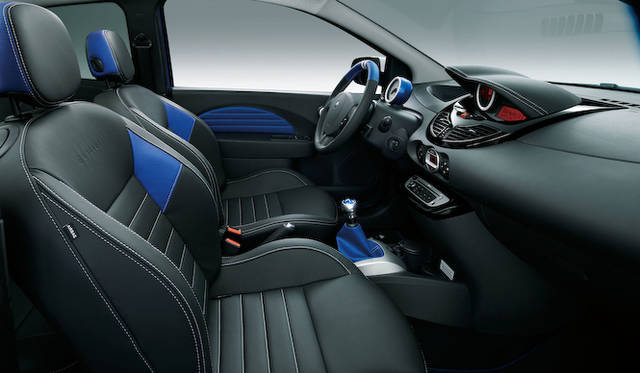 <strong>Renault Twingo Gordini Renault Sport｜ルノー トゥインゴ ゴルディーニ ルノー・スポール｜ボディカラー「ブルー マルト」の内装</strong>