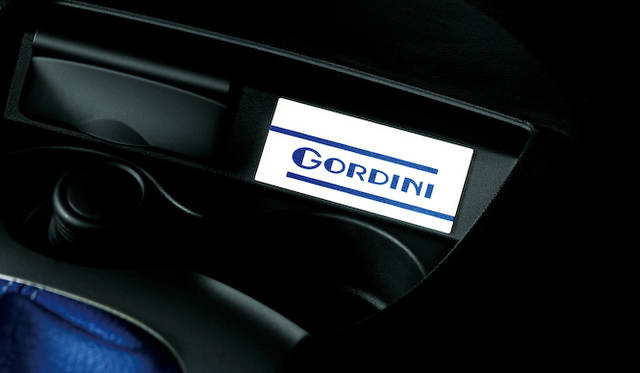 <strong>Renault Twingo Gordini Renault Sport｜ルノー トゥインゴ ゴルディーニ ルノー・スポール｜シフトレバーの前方に「ゴルデイーニ」のロゴプレートが配される</strong>