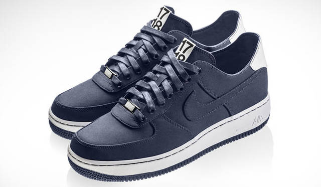 <strong>NIKE SPORTSWEAR｜ナイキ スポーツウェア</strong>　「17-18」の数字は、ロンドンのドーバーストリートマーケットがある番地