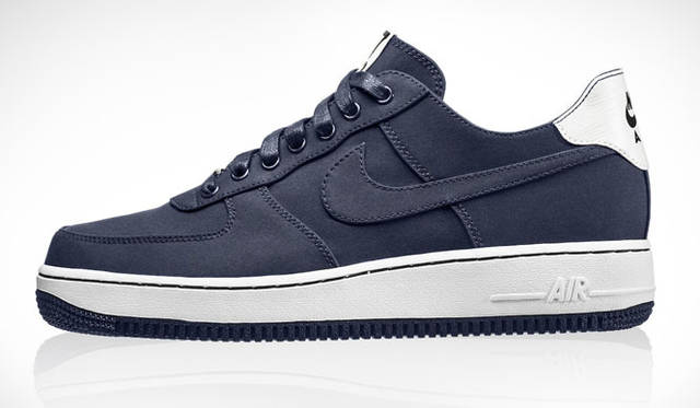 <strong>NIKE SPORTSWEAR｜ナイキ スポーツウェア</strong>　ベンタイル素材を使用し、軽量で足にぴったりとフィットする「ナイキ エア フォース 1」