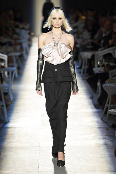 <strong>CHANEL｜シャネル</strong>　2012年秋冬オートクチュールコレクション　© CHANEL