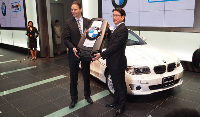 <strong>BMW ActiveE｜ビー・エム・ダブリュー アクティブ イー</strong><br />BMW Group Japanの代表取締役社長ローランド・クルーガー氏からタイムズ24株式会社代表取締役社長 西川光一氏へのキーの贈呈